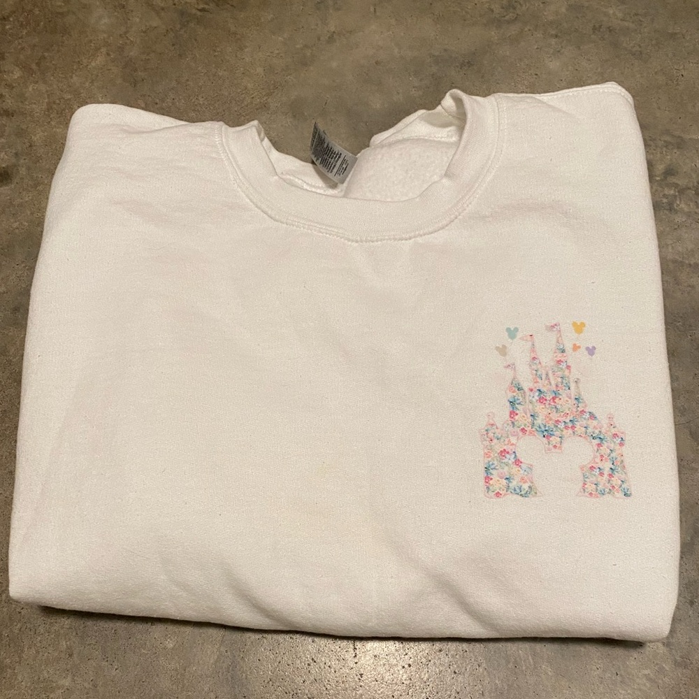 Disney World gildan brand sweatshirt. size large.